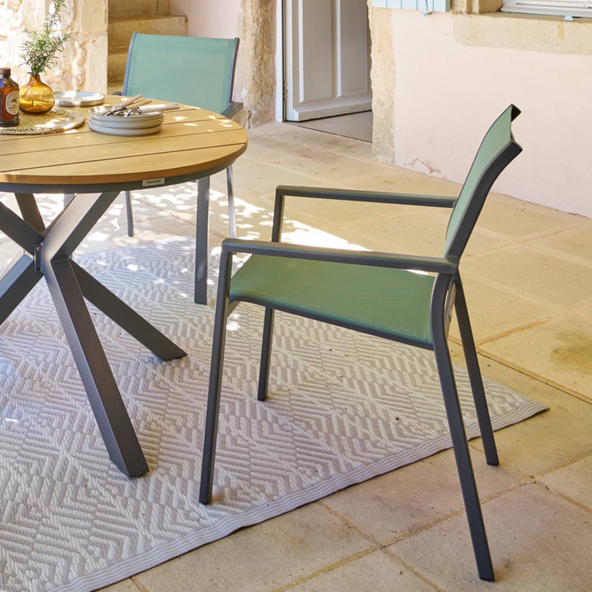 Fauteuil de salon jardin empilable ESSENTIA Vert olive / Graphite Aluminium traité époxy, Texaline Hespéride - 56 x 63 x 88 cm