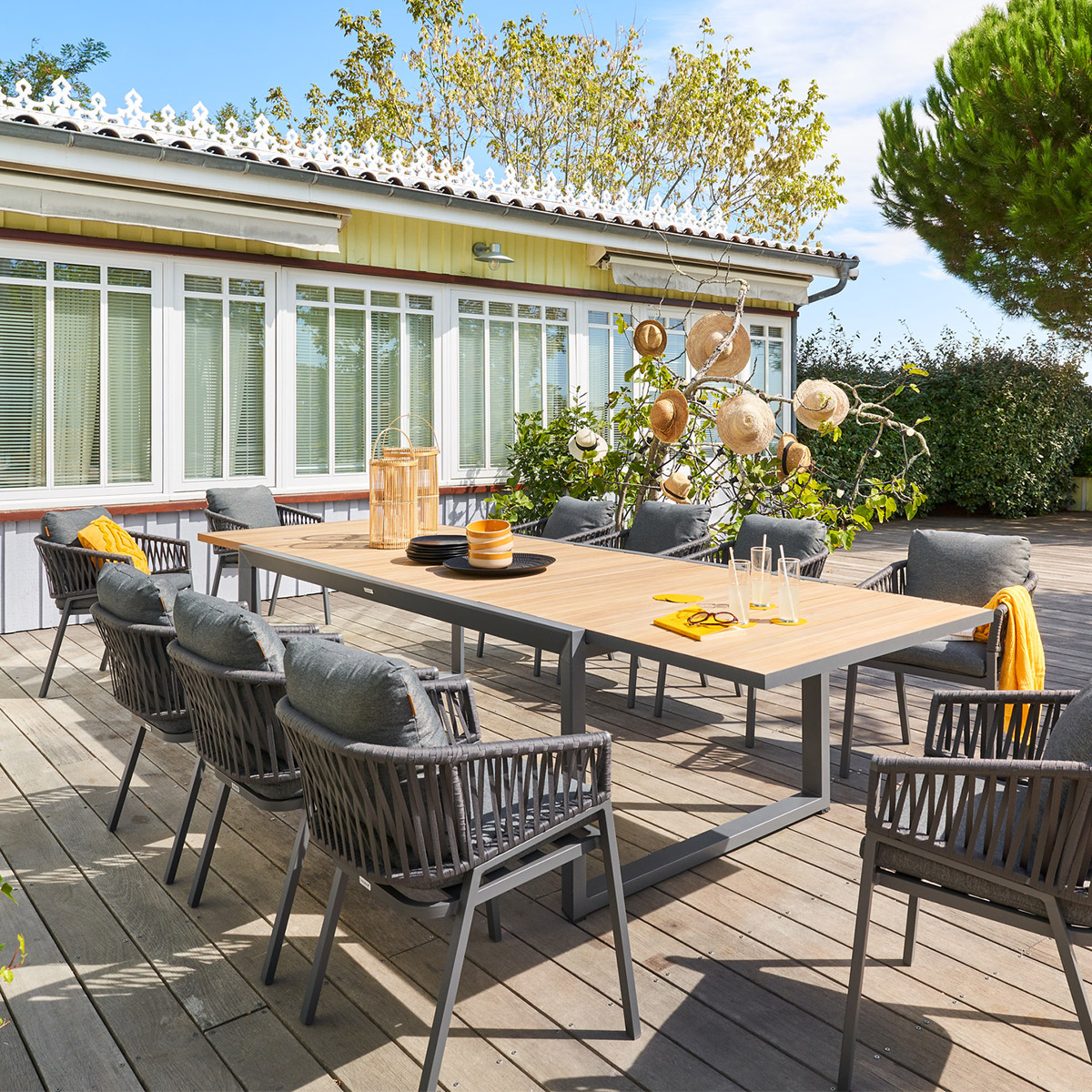 Ensemble table de jardin extensible CORVO + 10 fauteuils ORIENGO Graphite 12 places - Aluminium traité époxy, Acacia certifié FSC® Hespéride