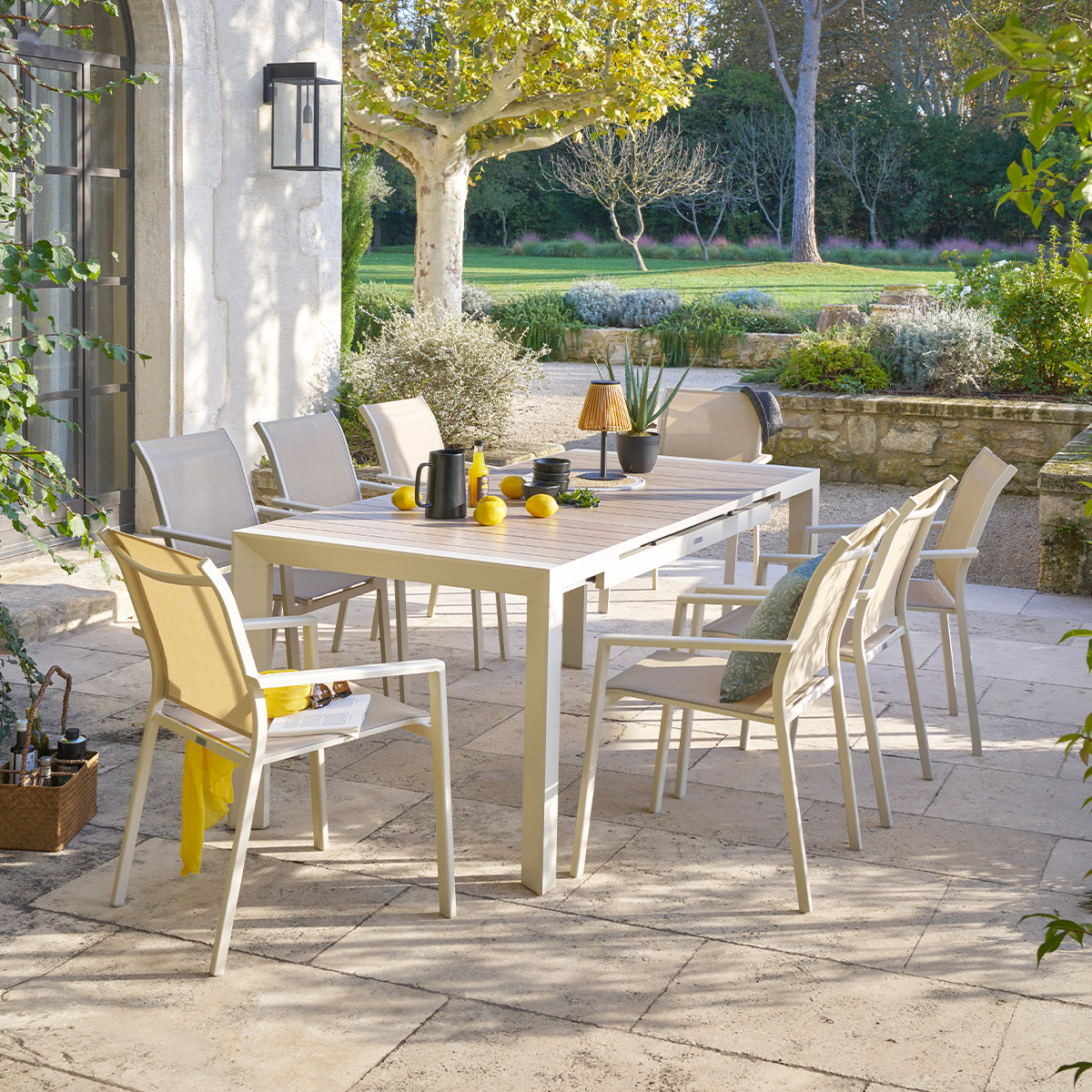 Ensemble table de jardin extensible ÉVASION + 8 fauteuils empilables ESSENTIA Lin   Argile places - Aluminium traité époxy Hespéride