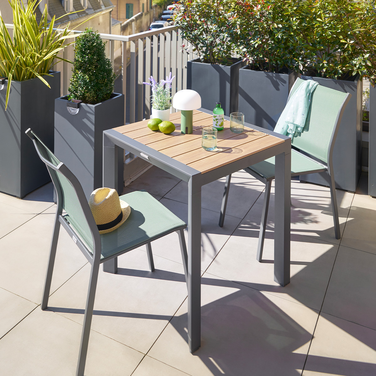 Ensemble table de jardin ÉVASION Honey   Graphite + 2 chaises empilables ESSENTIA places - Aluminium traité époxy Hespéride