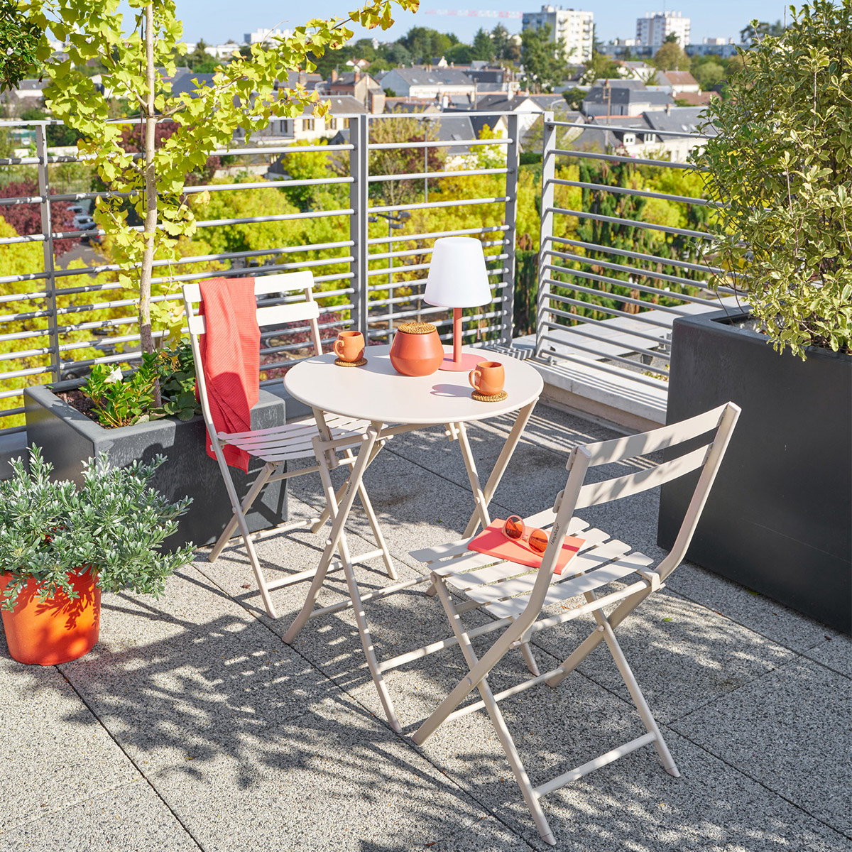 Ensemble table de jardin pliante ronde + 2 chaises GREENSBORO Argile places - Acier traité époxy, Traitement antirouille renforcé Hespéride