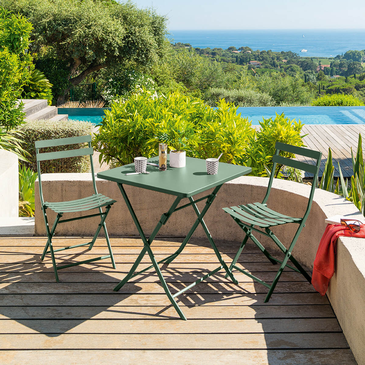Ensemble table de jardin pliante carrée + 2 chaises GREENSBORO Vert olive places - Acier traité époxy, Traitement antirouille renforcé Hespéride