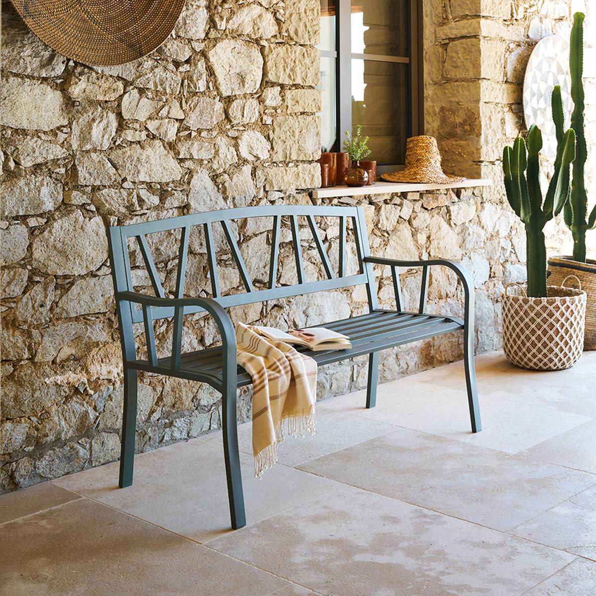 Banc de jardin ALVERNIA Vert Laurier 3 places - Acier traité époxy, Traitement anti-rouille renforcé Hespéride