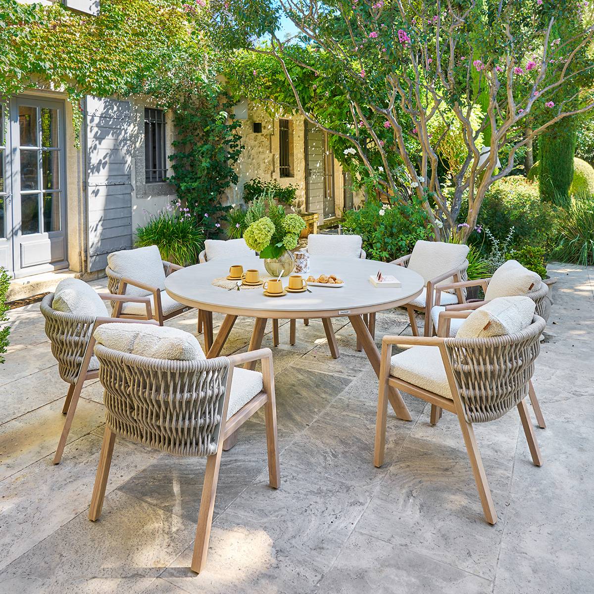 Table de jardin ronde NELORA Beige ficelle / Honey 8 places - Aluminium traité époxy, Pierre frittée Hespéride