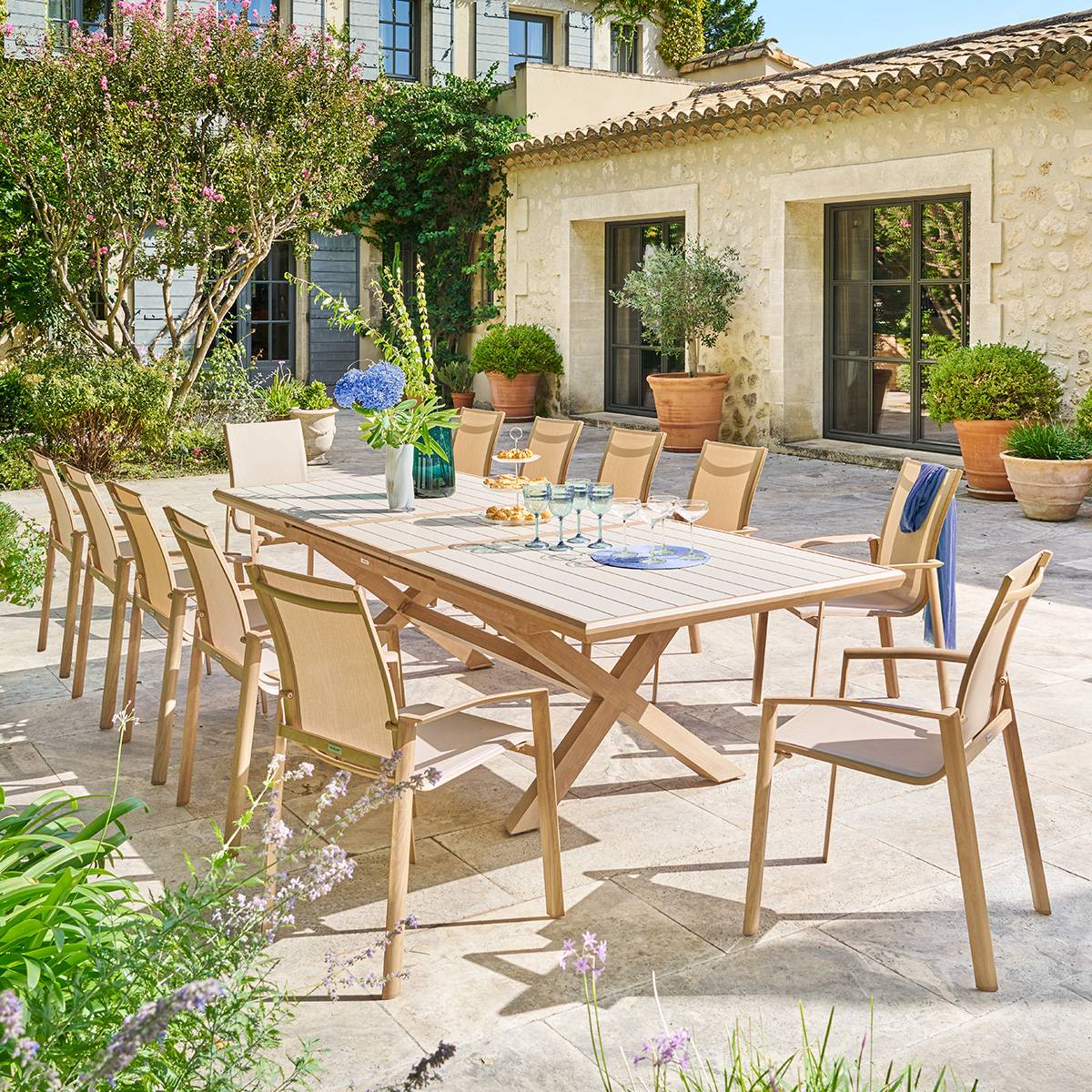 Table de jardin extensible rectangulaire AXIOME Argile / Honey 12 places - Aluminium traité époxy Hespéride