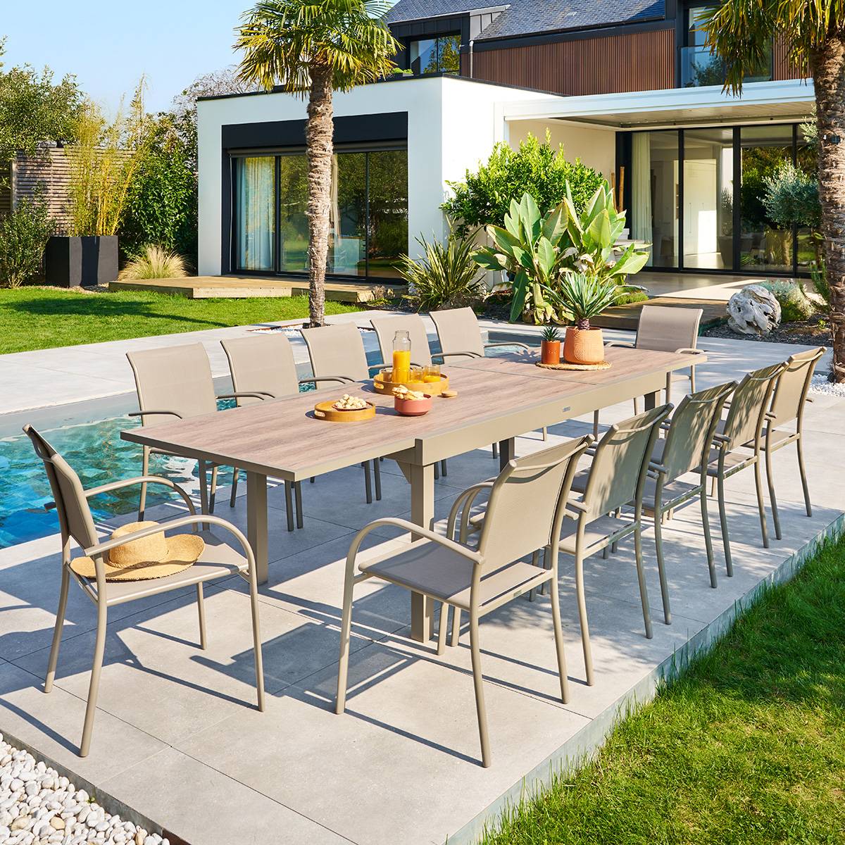 Table de jardin extensible rectangulaire PIAZZA Truffe / Café 12 places - Aluminium traité époxy, Verre trempé Hespéride