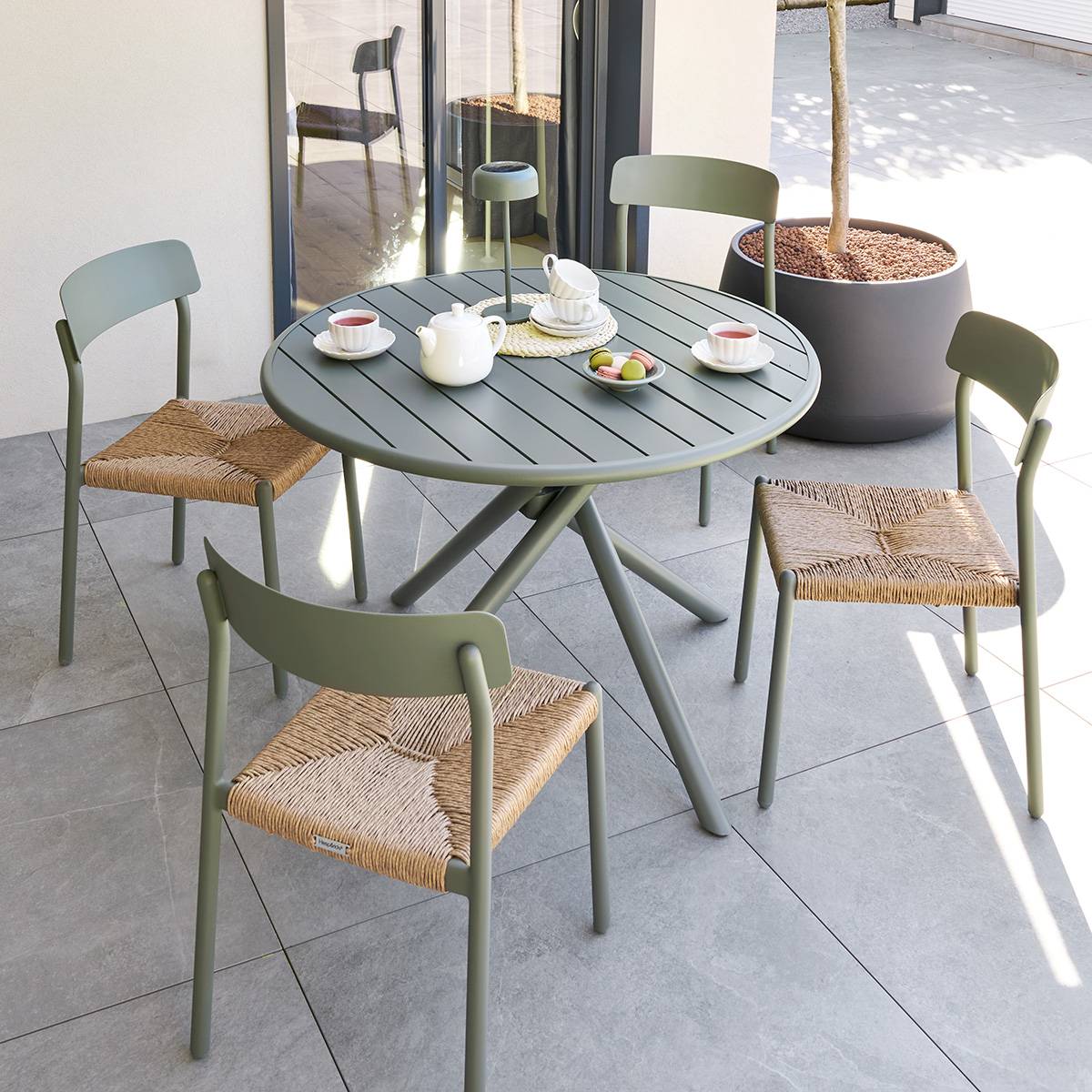Table de jardin ronde NEBULLIA Vert laurier 4 places - Aluminium traité époxy, Traitement anti-rouille renforcé Hespéride