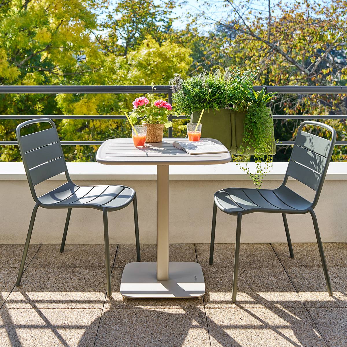 Table de jardin carrée ALEGORIA Argile 2 places - Acier, Traitement anti-rouille renforcé Hespéride