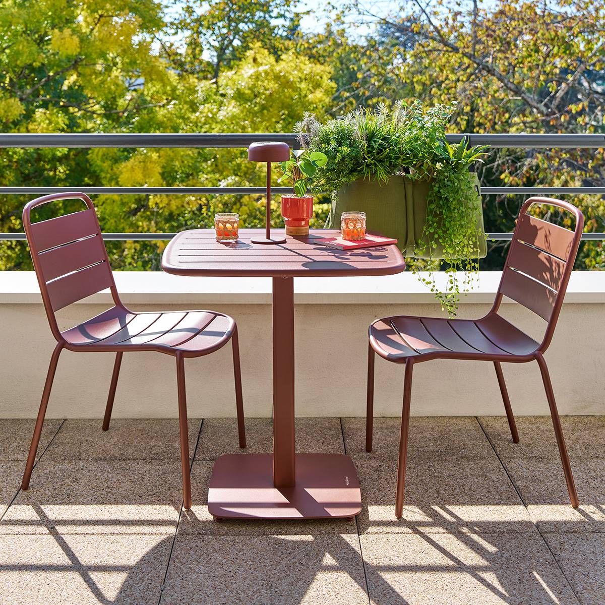 Table de jardin carrée ALEGORIA Acajou 2 places - Acier traité époxy, Traitement anti-rouille renforcé Hespéride