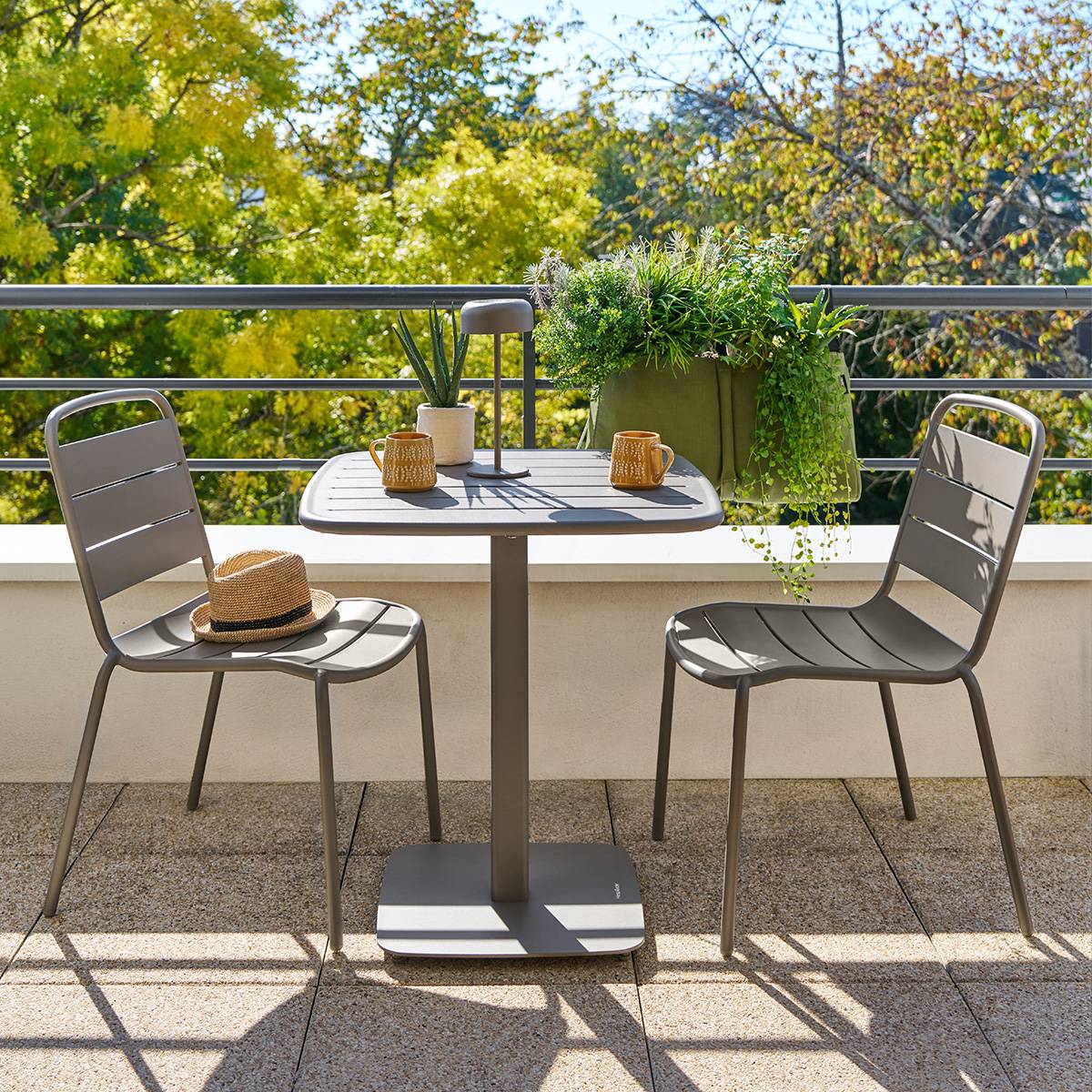 Table de jardin carrée ALEGORIA Café 2 places - Acier, Traitement anti-rouille renforcé Hespéride