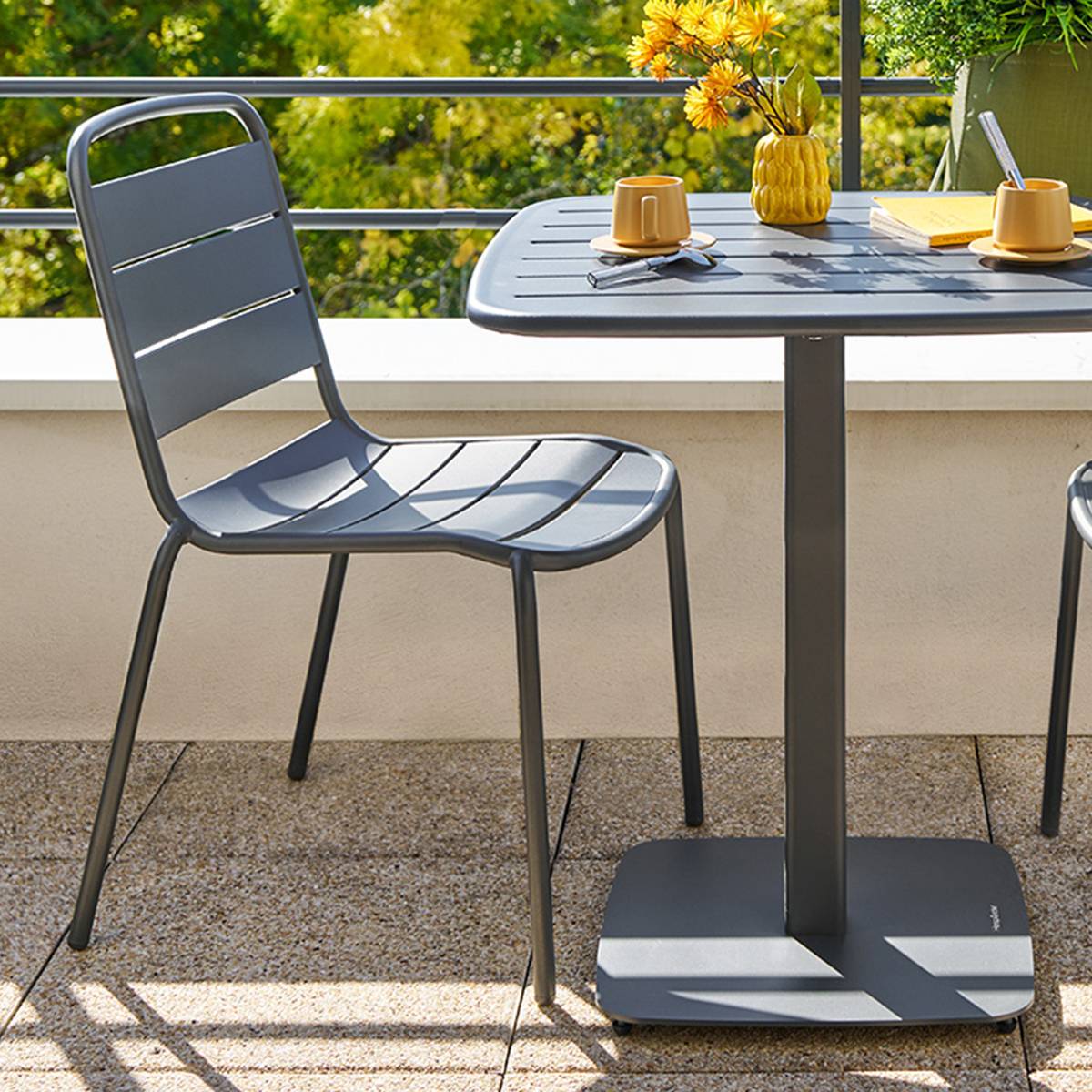 Chaise de jardin empilable ALEGORIA Graphite Acier traité époxy, Traitement anti-rouille renforcé Hespéride