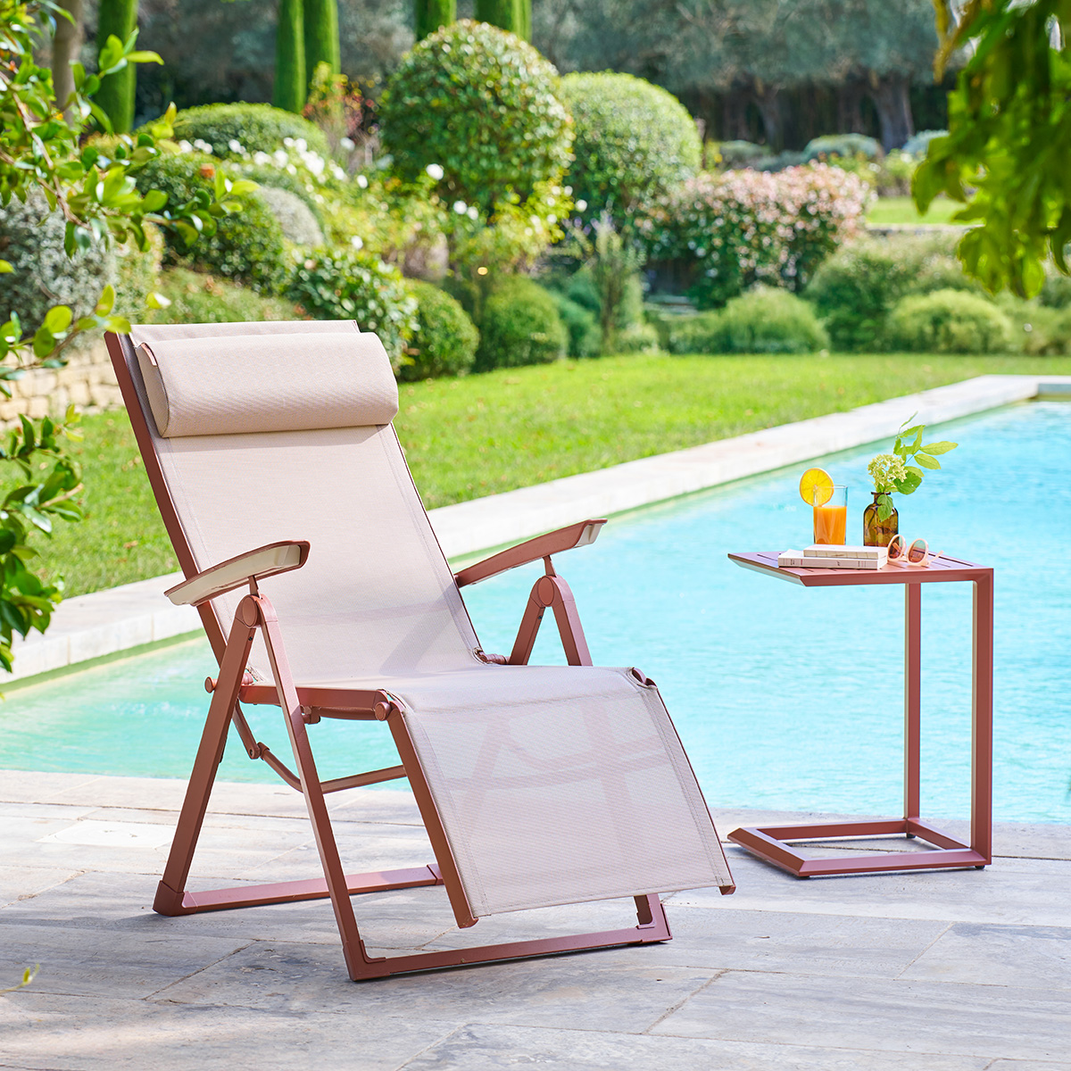 Ensemble fauteuil DECIMA + table d’appoint EVASION Acajou Aluminium traité époxy, Texaline Hespéride