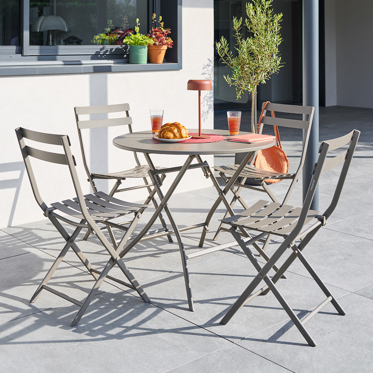 Ensemble table de jardin pliante ronde + 2 chaises GREENSBORO Café 4 places - Acier, Traitement anti-rouille renforcé Hespéride