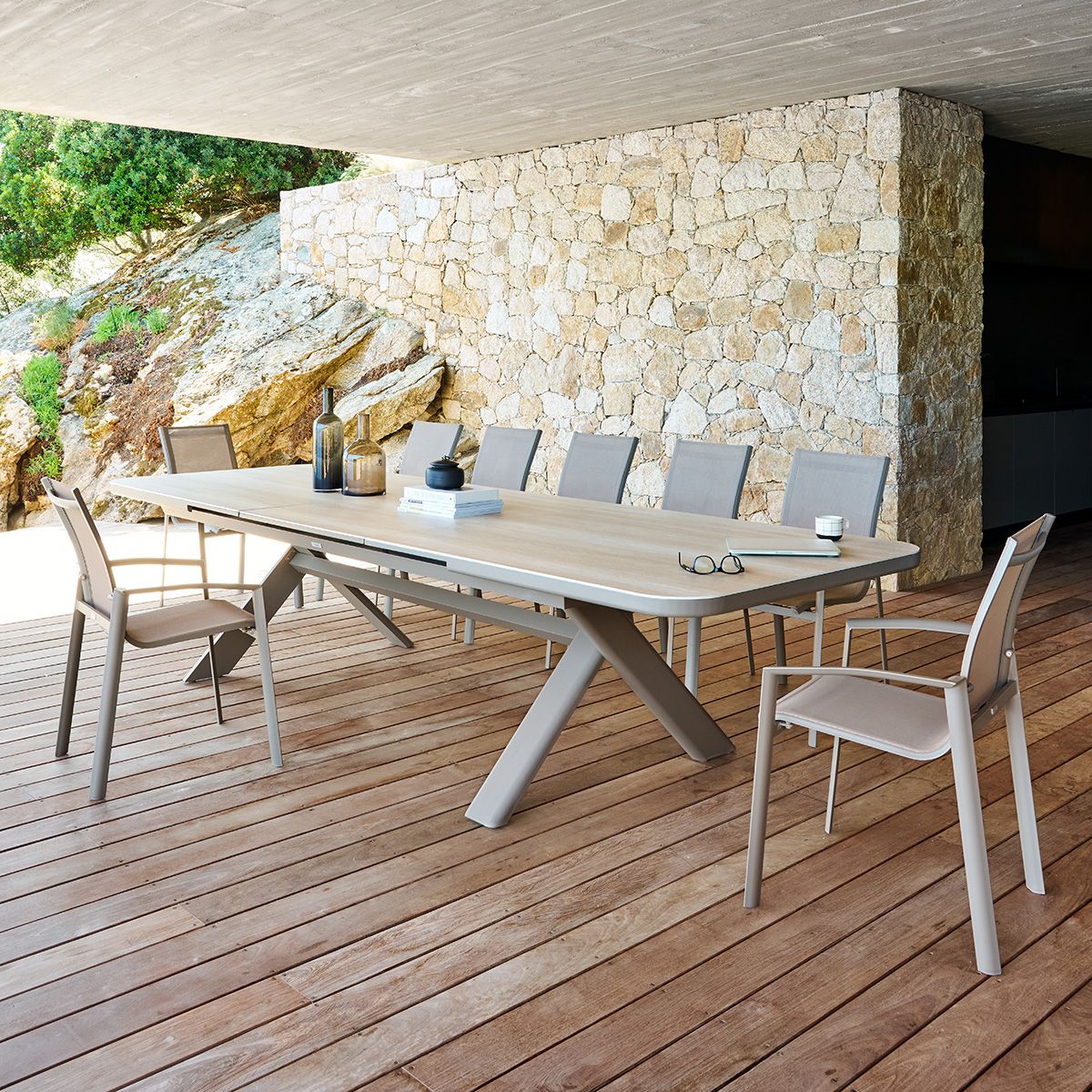 Ensemble table de jardin extensible VOLUPTY + 12 fauteuils AXANT Sarrasin   Café places - Aluminium traité époxy, Quartz Hespéride