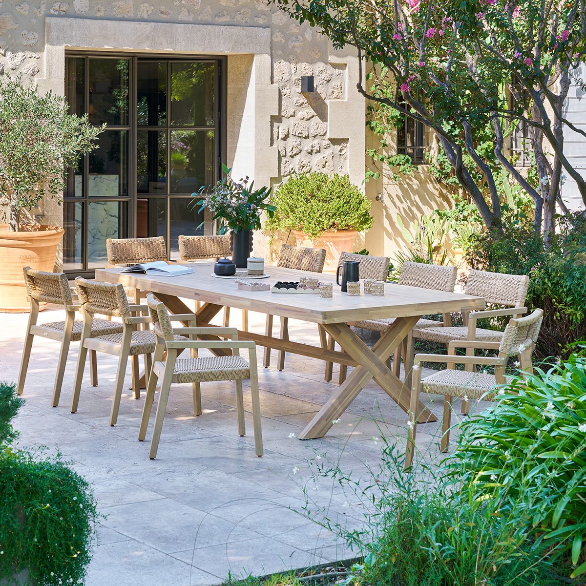 Ensemble table de jardin XENIA + 10 fauteuils TEMEIRA Eucalyptus places - certifié FSC® Hespéride