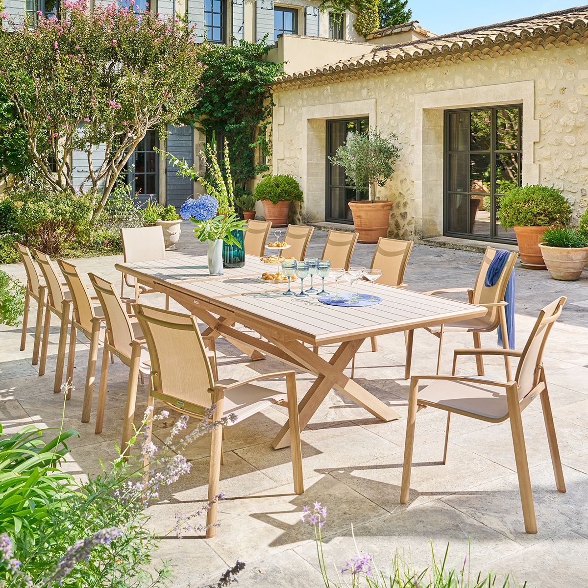 Ensemble table de jardin extensible AXIOME + 12 fauteuils AXANT Argile places - Aluminium traité époxy Hespéride