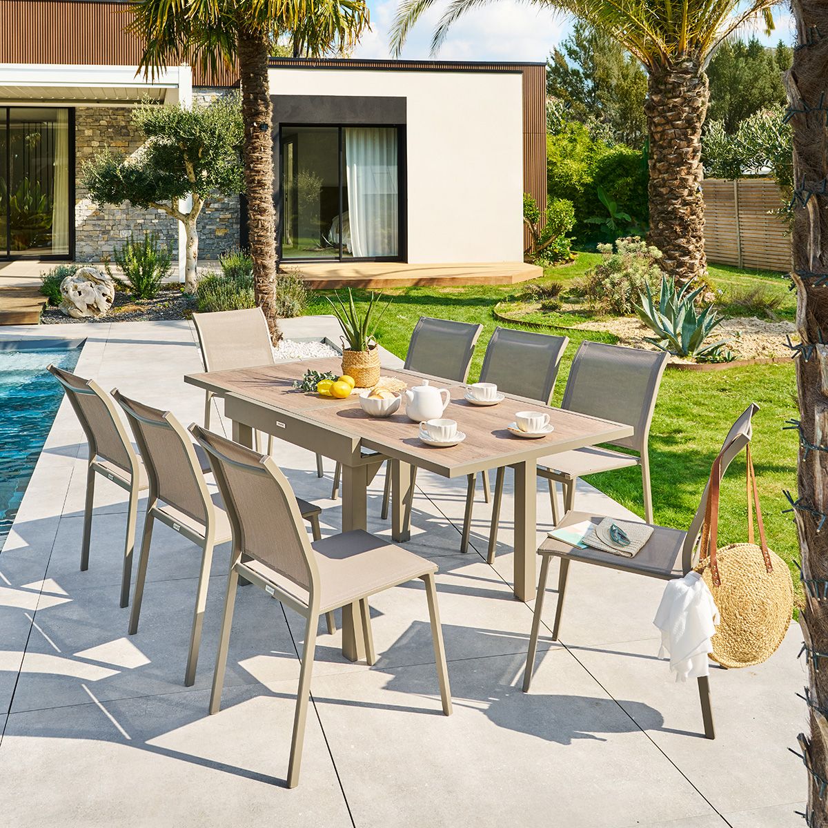 Ensemble table de jardin extensible PIAZZA + 8 fauteuils Truffe   Café places - Aluminium traité époxy, Verre trempé Hespéride